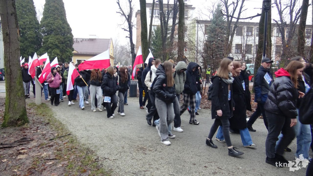 Kilkaset osób wzięło udział w VI Powiatowym Marszu Pamięci Żołnierzy Wyklętych [wideo, zdjęcia]