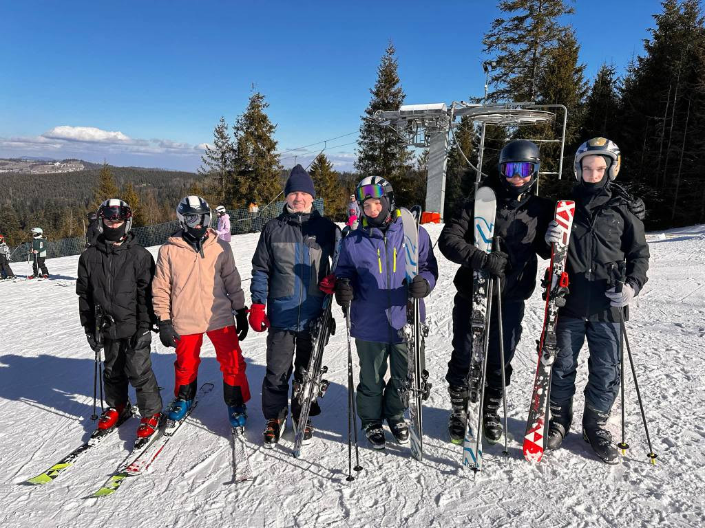 Sport zamiast uzależnień. Uczniowie ze Stąporkowa odbyli kurs narciarski i snowboardowy [zdjęcia]