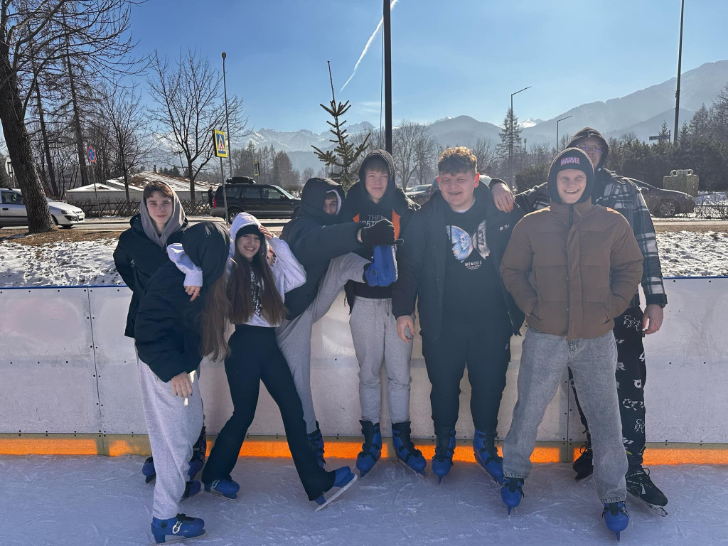 Sport zamiast uzależnień. Uczniowie ze Stąporkowa odbyli kurs narciarski i snowboardowy [zdjęcia]