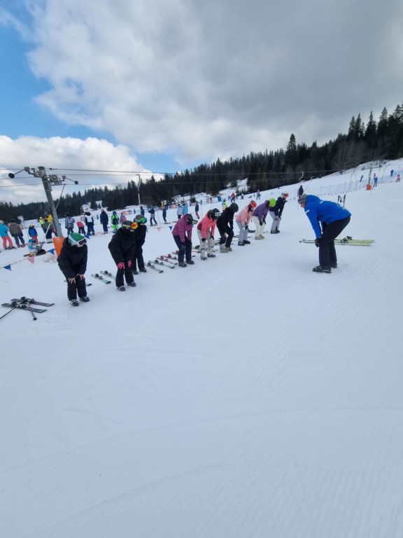 Sport zamiast uzależnień. Uczniowie ze Stąporkowa odbyli kurs narciarski i snowboardowy [zdjęcia]