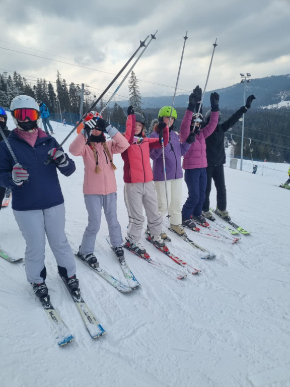 Sport zamiast uzależnień. Uczniowie ze Stąporkowa odbyli kurs narciarski i snowboardowy [zdjęcia]