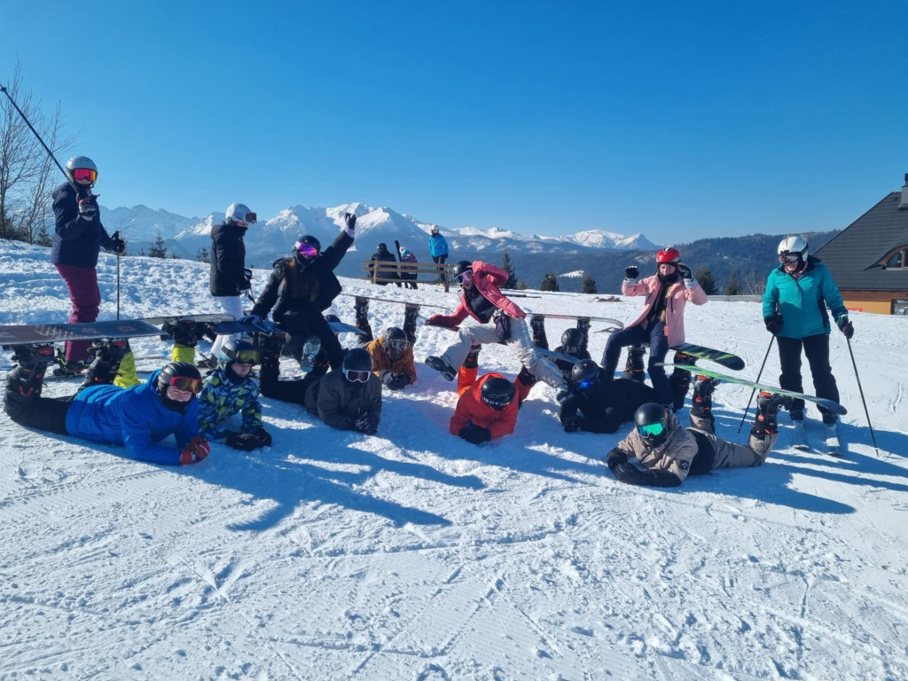 Sport zamiast uzależnień. Uczniowie ze Stąporkowa odbyli kurs narciarski i snowboardowy [zdjęcia]