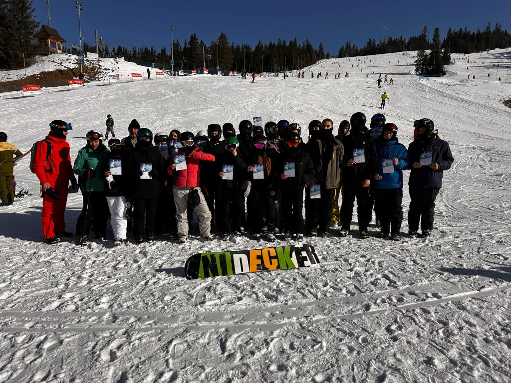 Sport zamiast uzależnień. Uczniowie ze Stąporkowa odbyli kurs narciarski i snowboardowy [zdjęcia]