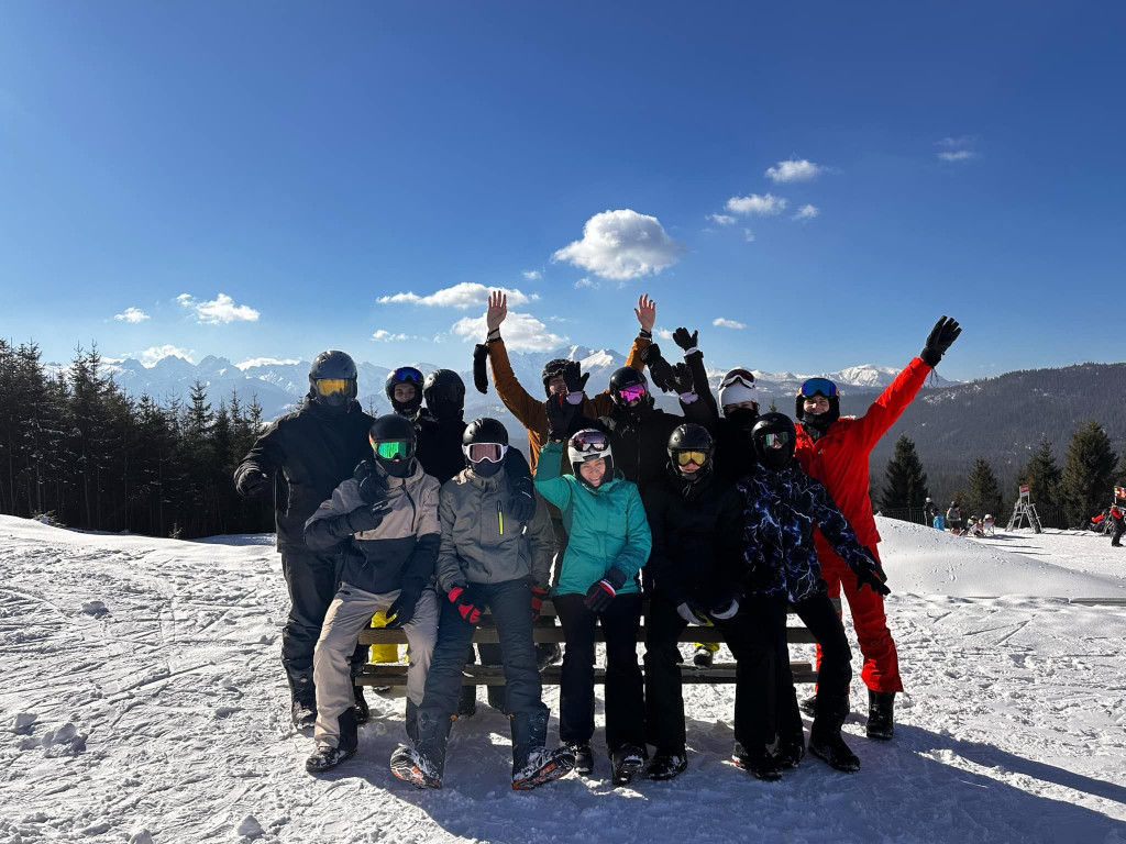Sport zamiast uzależnień. Uczniowie ze Stąporkowa odbyli kurs narciarski i snowboardowy [zdjęcia]