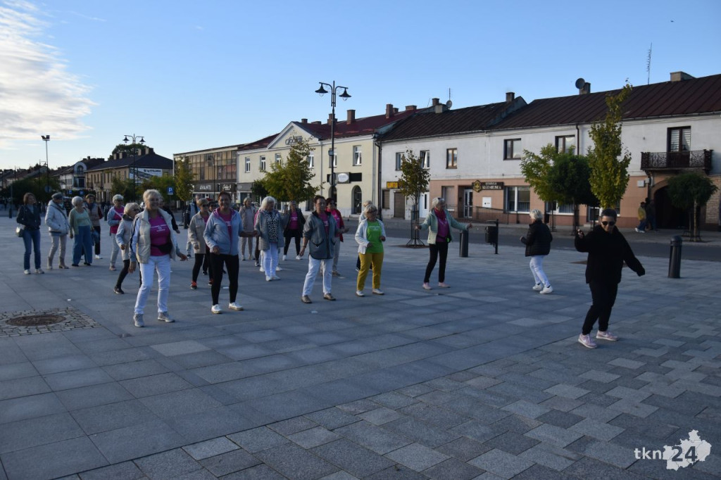 Studenci koneckiego UTW tańczyli Zorbę w centrum miasta [wideo, zdjęcia]