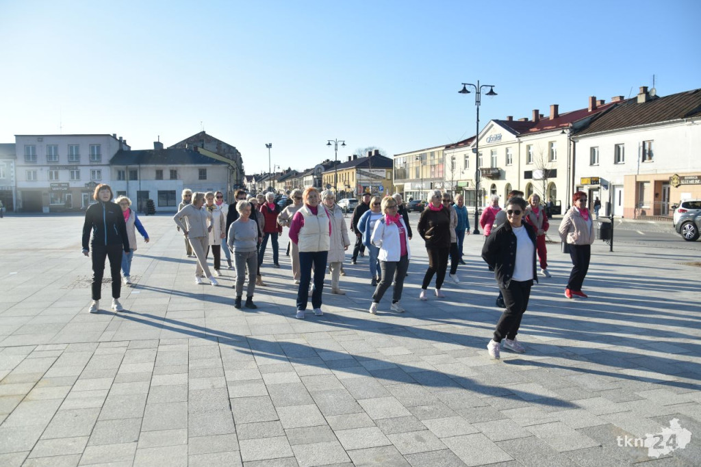 Studenci koneckiego UTW tańczyli Zorbę w centrum miasta [wideo, zdjęcia]