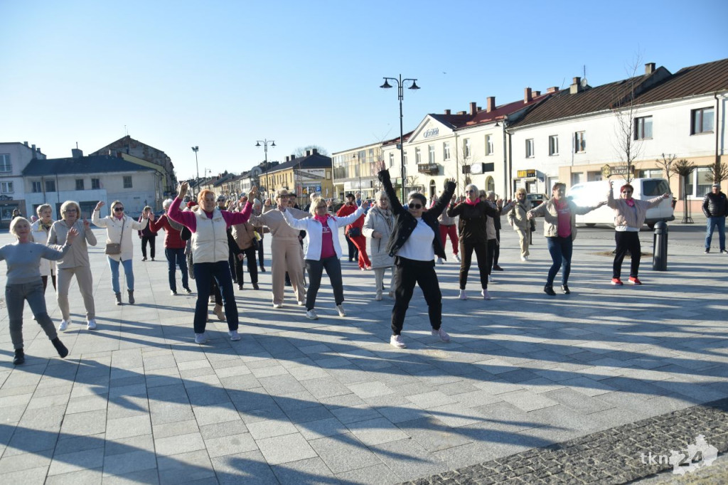 Studenci koneckiego UTW tańczyli Zorbę w centrum miasta [wideo, zdjęcia]