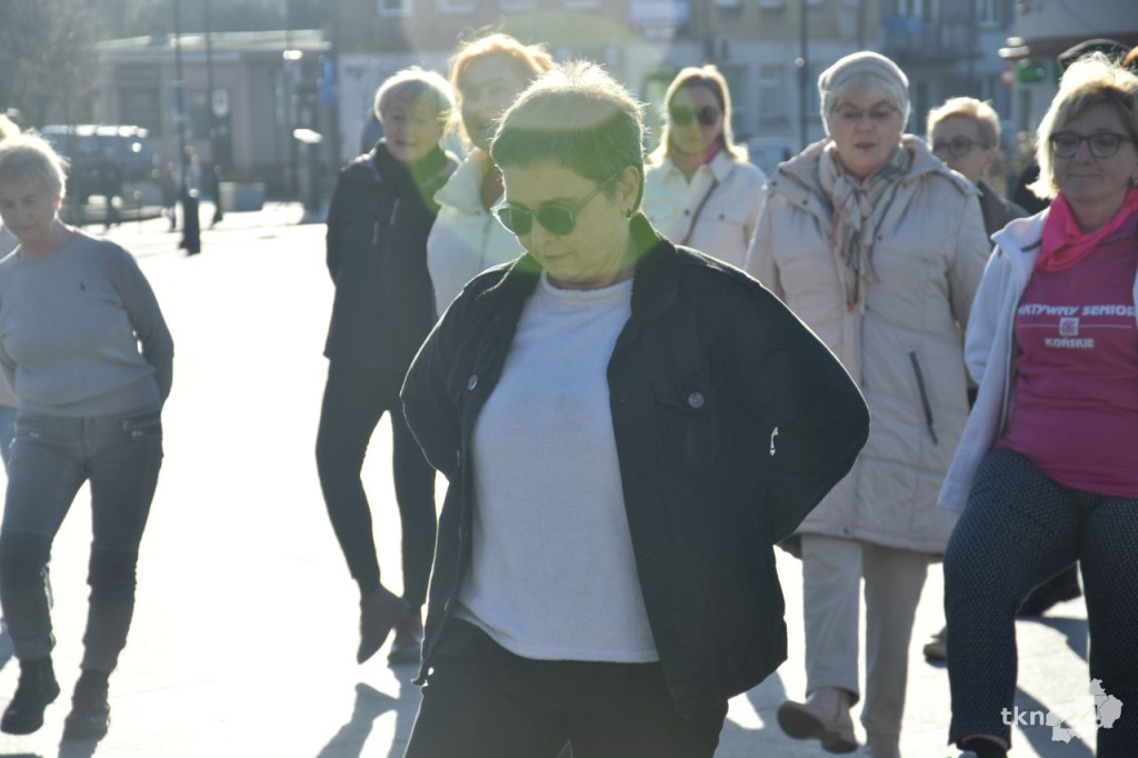 Studenci koneckiego UTW tańczyli Zorbę w centrum miasta [wideo, zdjęcia]