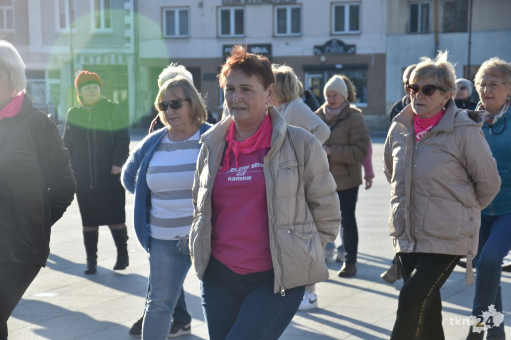Studenci koneckiego UTW tańczyli Zorbę w centrum miasta [wideo, zdjęcia]