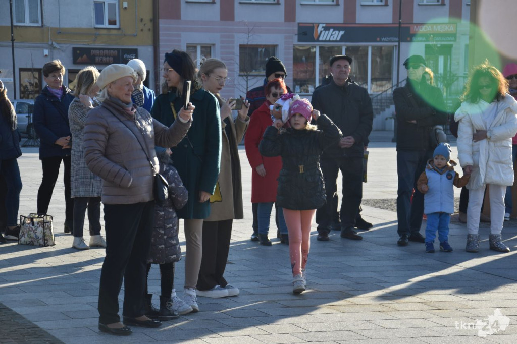 Studenci koneckiego UTW tańczyli Zorbę w centrum miasta [wideo, zdjęcia]