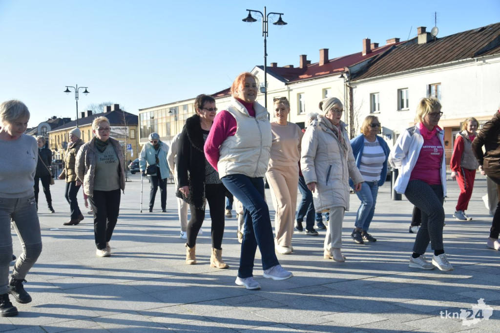 Studenci koneckiego UTW tańczyli Zorbę w centrum miasta [wideo, zdjęcia]