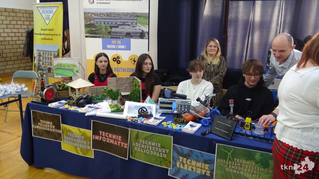 II Giełda Szkół Ponadpodstawowych w koneckiej `Jedynce` [wideo, zdjęcia]