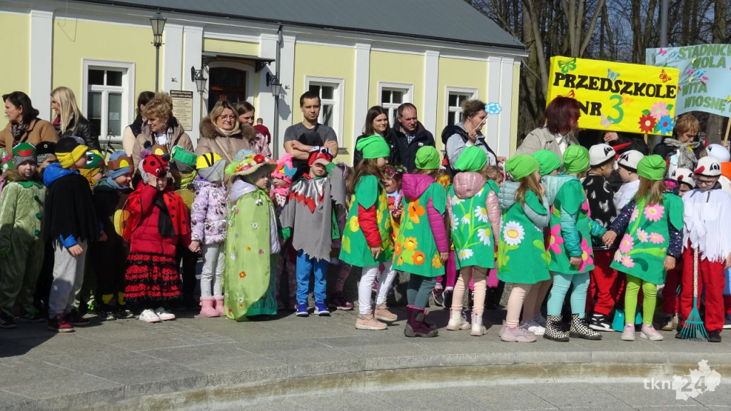 Żegnaj zimo! Witaj wiosno! Przedszkolaki z Końskich dały artystyczny popis! [wideo, zdjęcia]