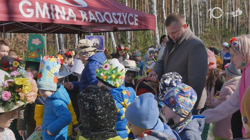 Dzieci powitały wiosnę w miejscowości Wiosna [wideo, zdjęcia]