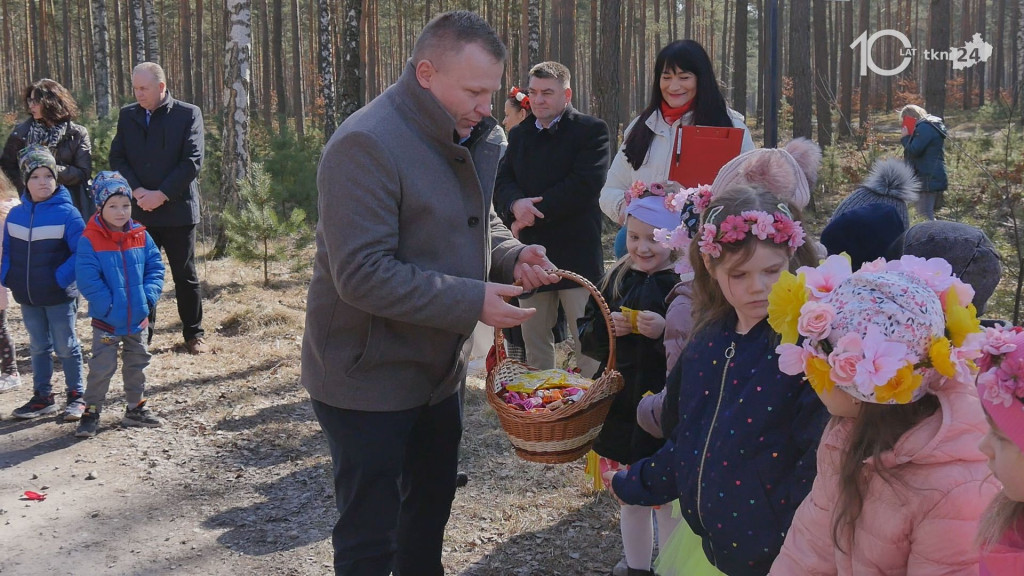 Dzieci powitały wiosnę w miejscowości Wiosna [wideo, zdjęcia]