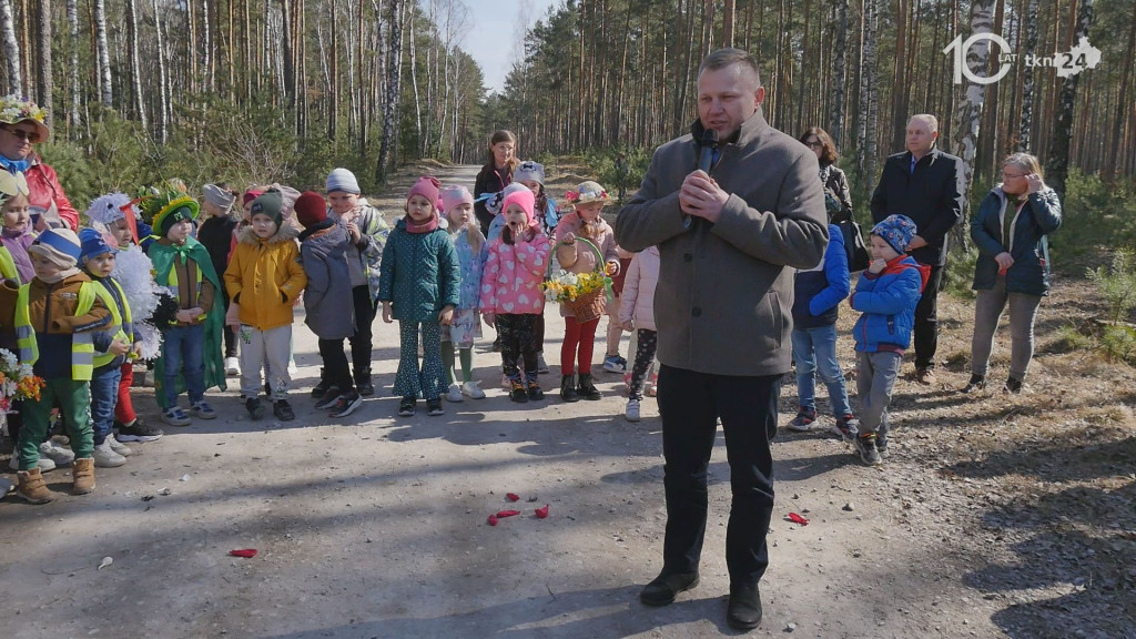 Dzieci powitały wiosnę w miejscowości Wiosna [wideo, zdjęcia]