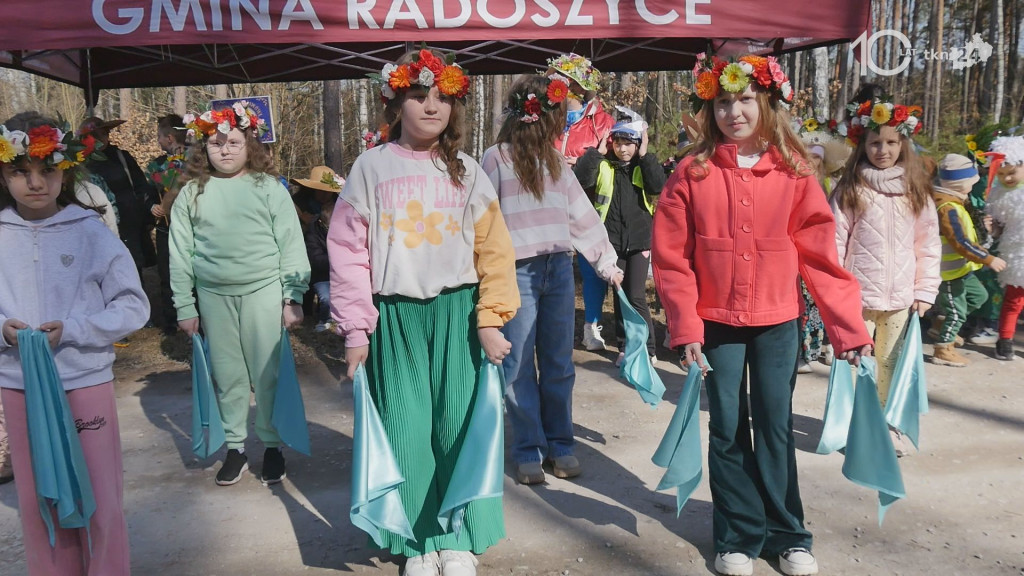 Dzieci powitały wiosnę w miejscowości Wiosna [wideo, zdjęcia]