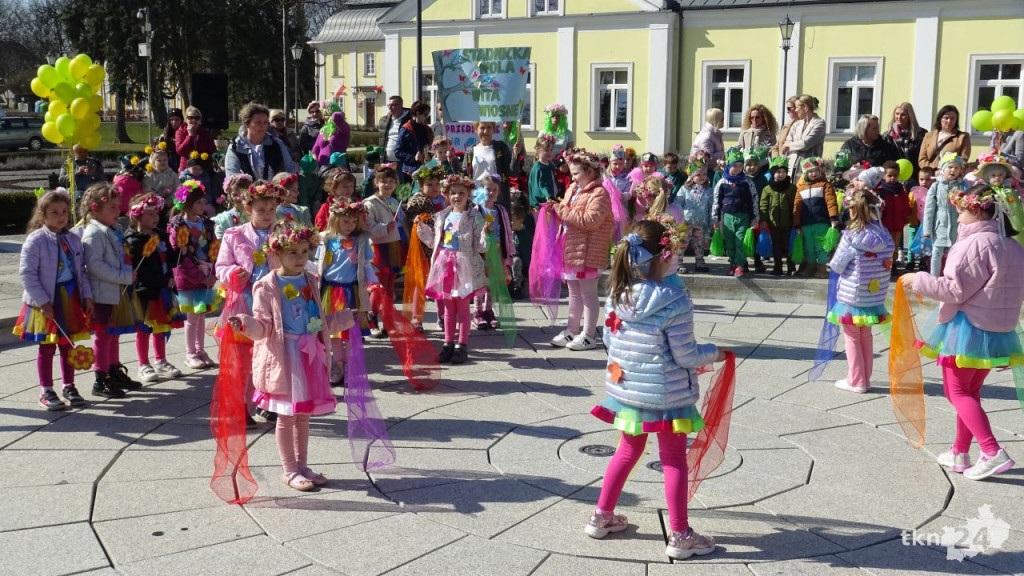 Żegnaj zimo! Witaj wiosno! Przedszkolaki z Końskich dały artystyczny popis! [wideo, zdjęcia]