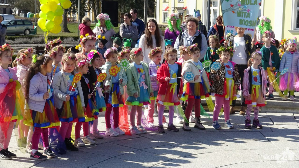 Żegnaj zimo! Witaj wiosno! Przedszkolaki z Końskich dały artystyczny popis! [wideo, zdjęcia]