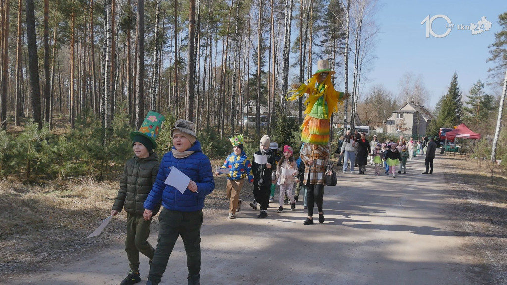 Dzieci powitały wiosnę w miejscowości Wiosna [wideo, zdjęcia]