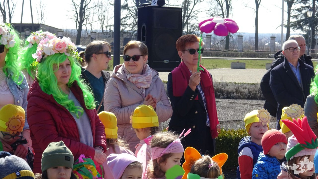 Żegnaj zimo! Witaj wiosno! Przedszkolaki z Końskich dały artystyczny popis! [wideo, zdjęcia]