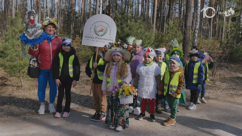 Dzieci powitały wiosnę w miejscowości Wiosna [wideo, zdjęcia]