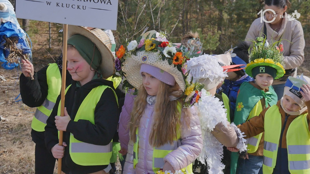 Dzieci powitały wiosnę w miejscowości Wiosna [wideo, zdjęcia]