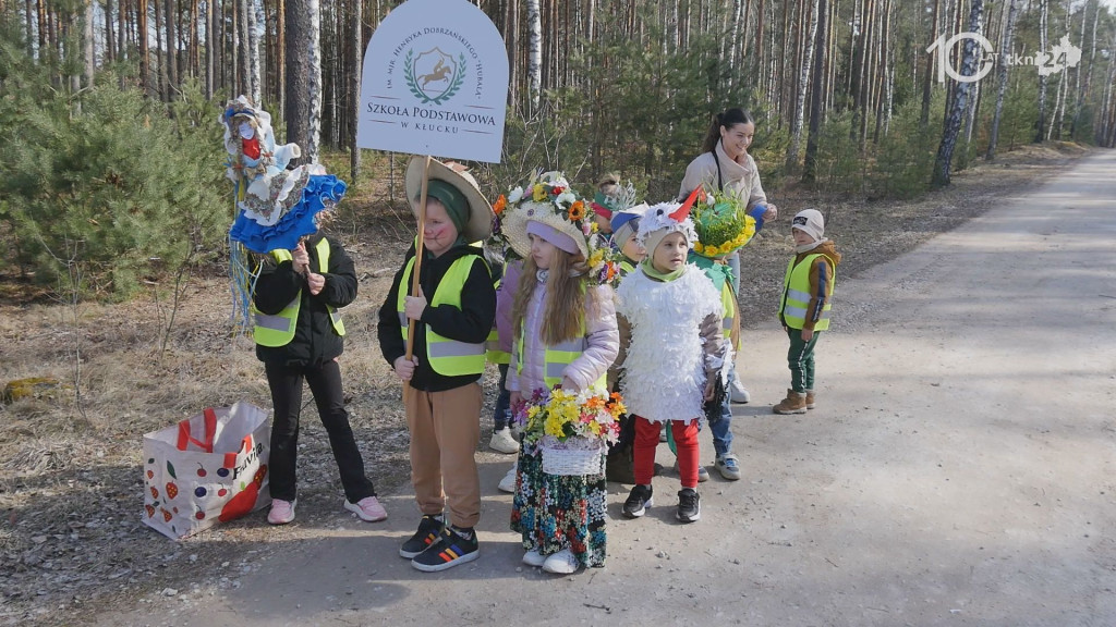 Dzieci powitały wiosnę w miejscowości Wiosna [wideo, zdjęcia]