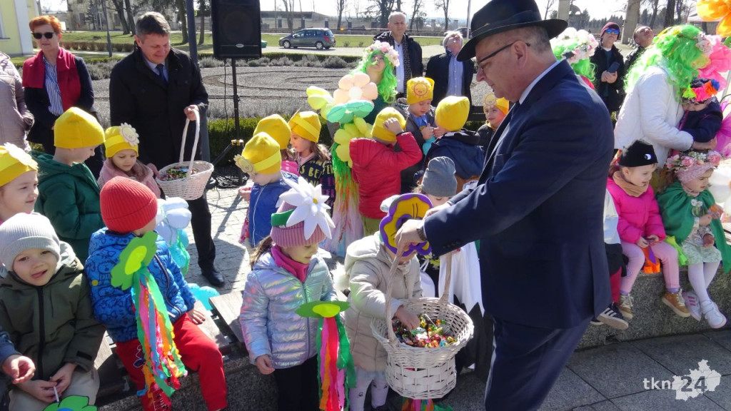 Żegnaj zimo! Witaj wiosno! Przedszkolaki z Końskich dały artystyczny popis! [wideo, zdjęcia]