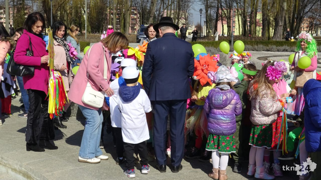 Żegnaj zimo! Witaj wiosno! Przedszkolaki z Końskich dały artystyczny popis! [wideo, zdjęcia]