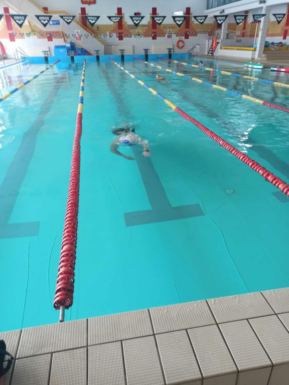 Szalony wyczyn na koneckiej pływalni. Przepłynął ponad 22 kilometry! [zdjęcia]