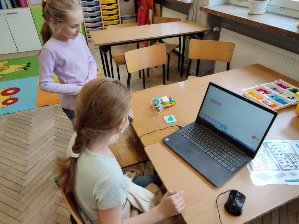 Dzieciaki z gminy Stąporków uczą się robotyki z LEGO [wideo, zdjęcia]