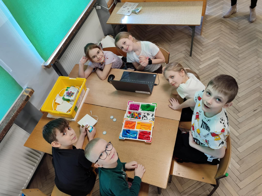 Dzieciaki z gminy Stąporków uczą się robotyki z LEGO [wideo, zdjęcia]