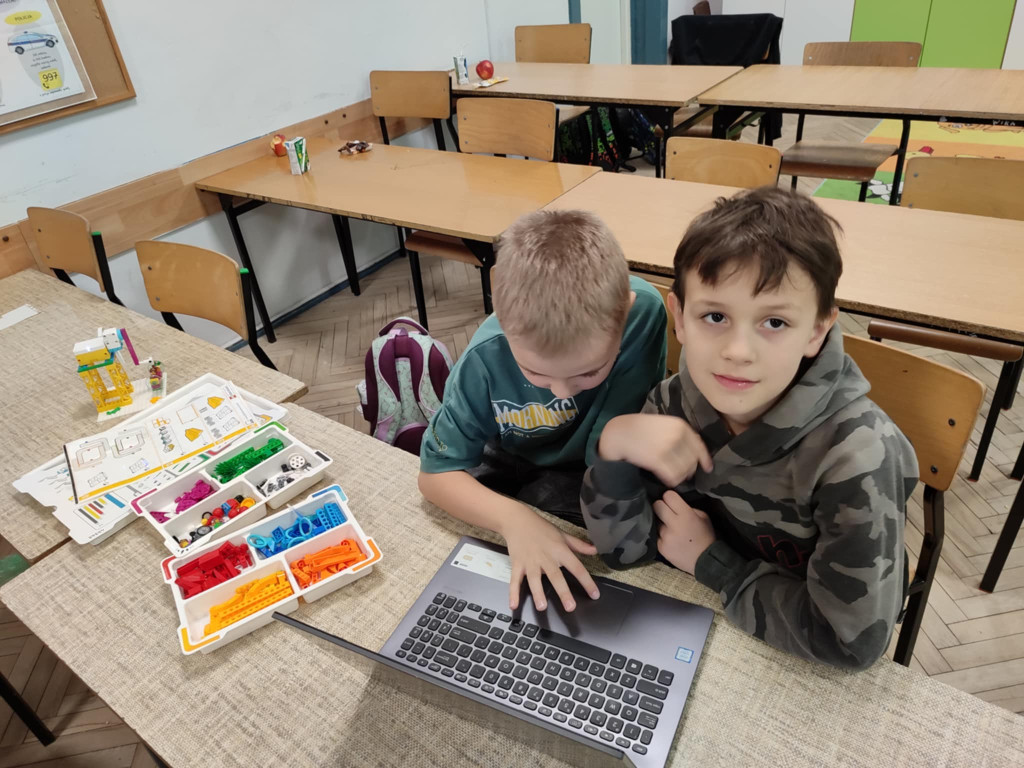 Dzieciaki z gminy Stąporków uczą się robotyki z LEGO [wideo, zdjęcia]