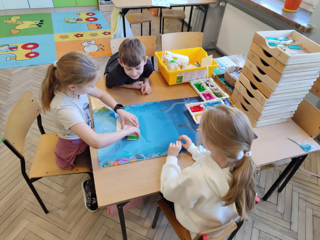 Dzieciaki z gminy Stąporków uczą się robotyki z LEGO [wideo, zdjęcia]