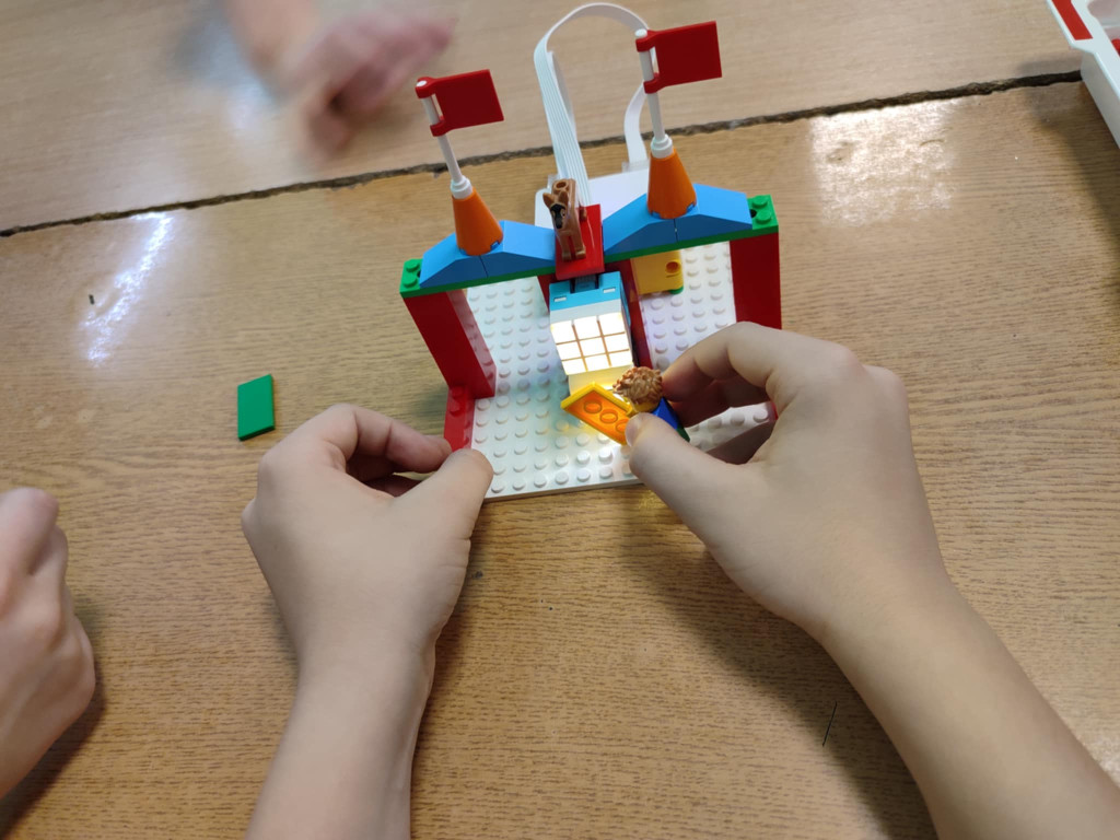 Dzieciaki z gminy Stąporków uczą się robotyki z LEGO [wideo, zdjęcia]