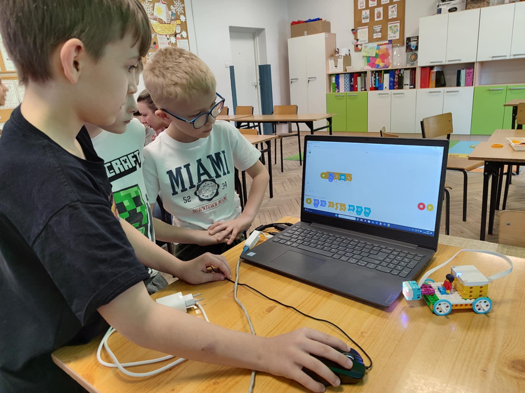Dzieciaki z gminy Stąporków uczą się robotyki z LEGO [wideo, zdjęcia]