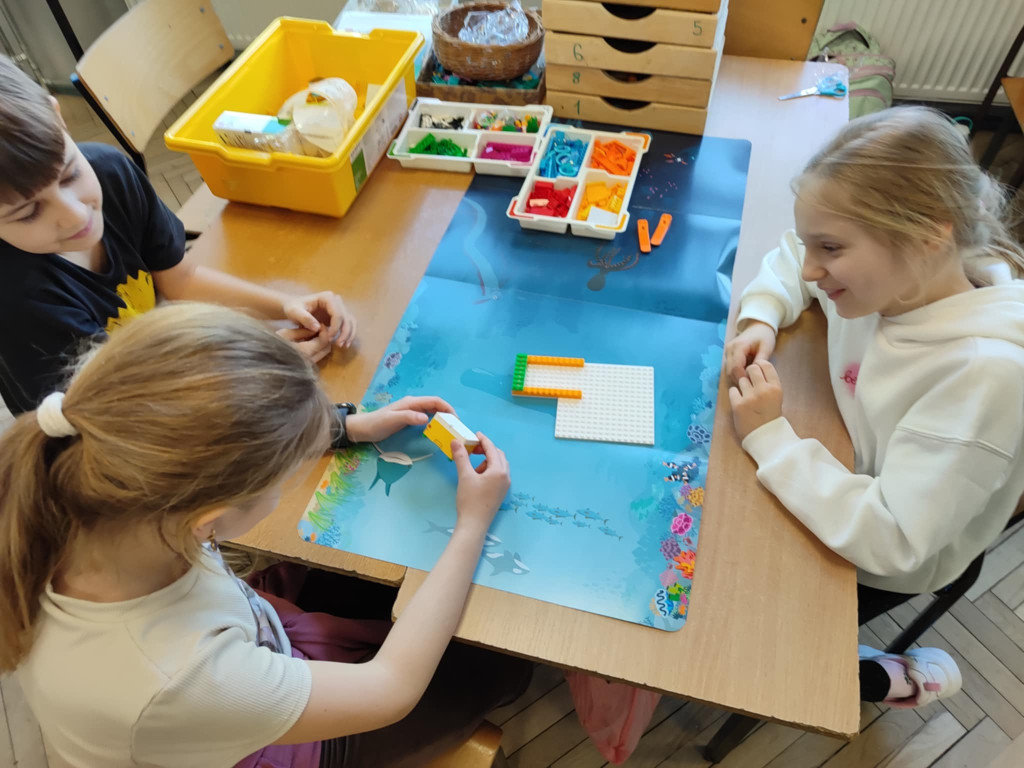 Dzieciaki z gminy Stąporków uczą się robotyki z LEGO [wideo, zdjęcia]