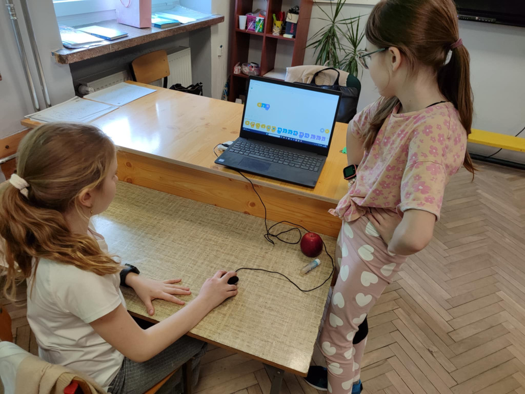 Dzieciaki z gminy Stąporków uczą się robotyki z LEGO [wideo, zdjęcia]