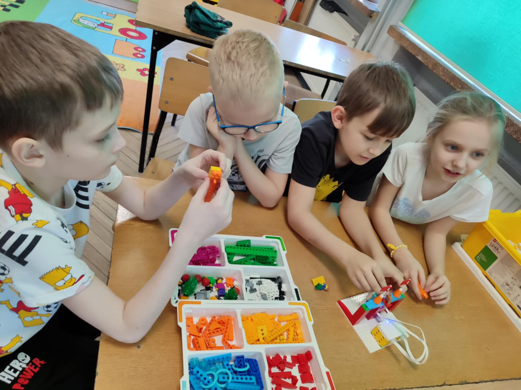 Dzieciaki z gminy Stąporków uczą się robotyki z LEGO [wideo, zdjęcia]