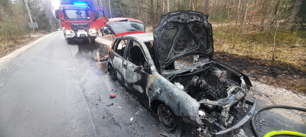 Volkswagen w płomieniach w okolicach Czarnieckiej Góry [zdjęcia]