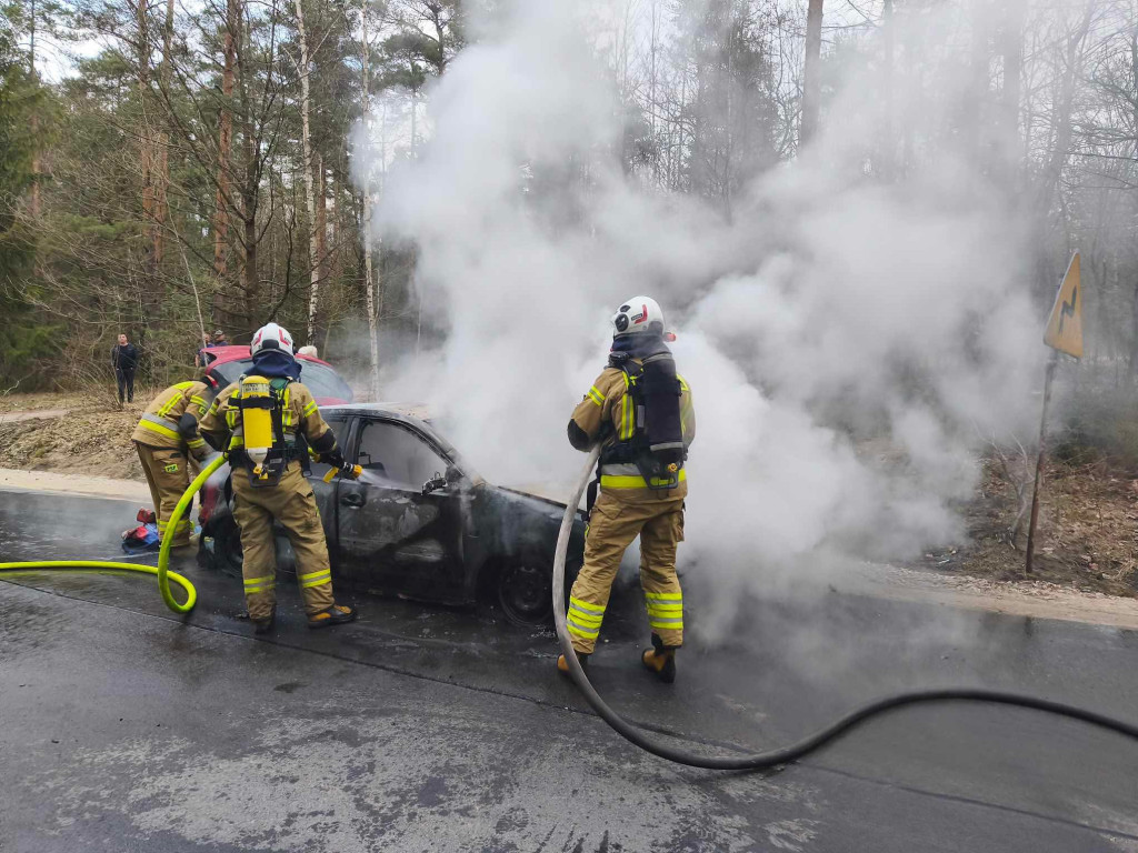 Volkswagen w płomieniach w okolicach Czarnieckiej Góry [zdjęcia]