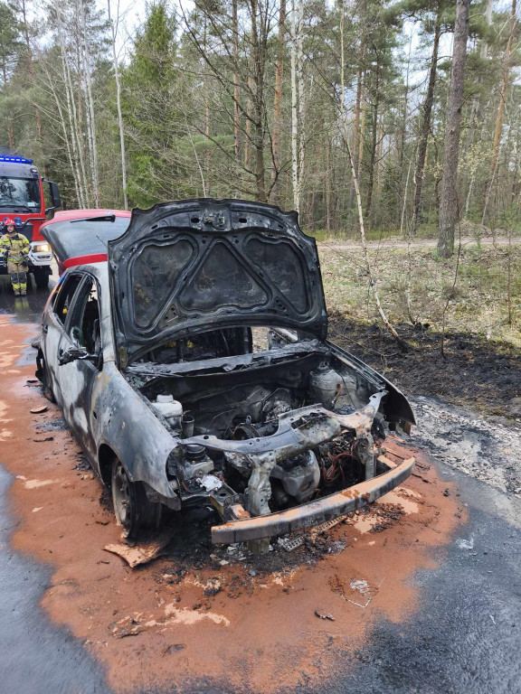 Volkswagen w płomieniach w okolicach Czarnieckiej Góry [zdjęcia]