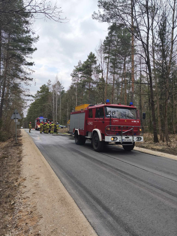 Volkswagen w płomieniach w okolicach Czarnieckiej Góry [zdjęcia]