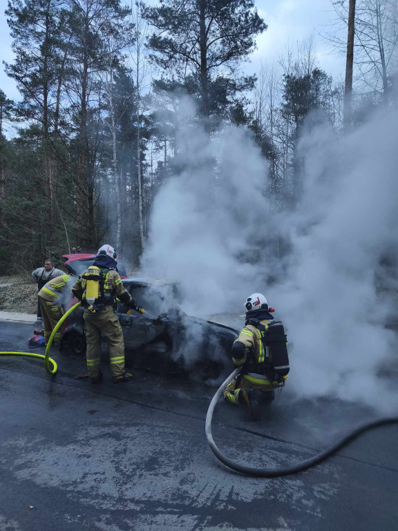 Volkswagen w płomieniach w okolicach Czarnieckiej Góry [zdjęcia]