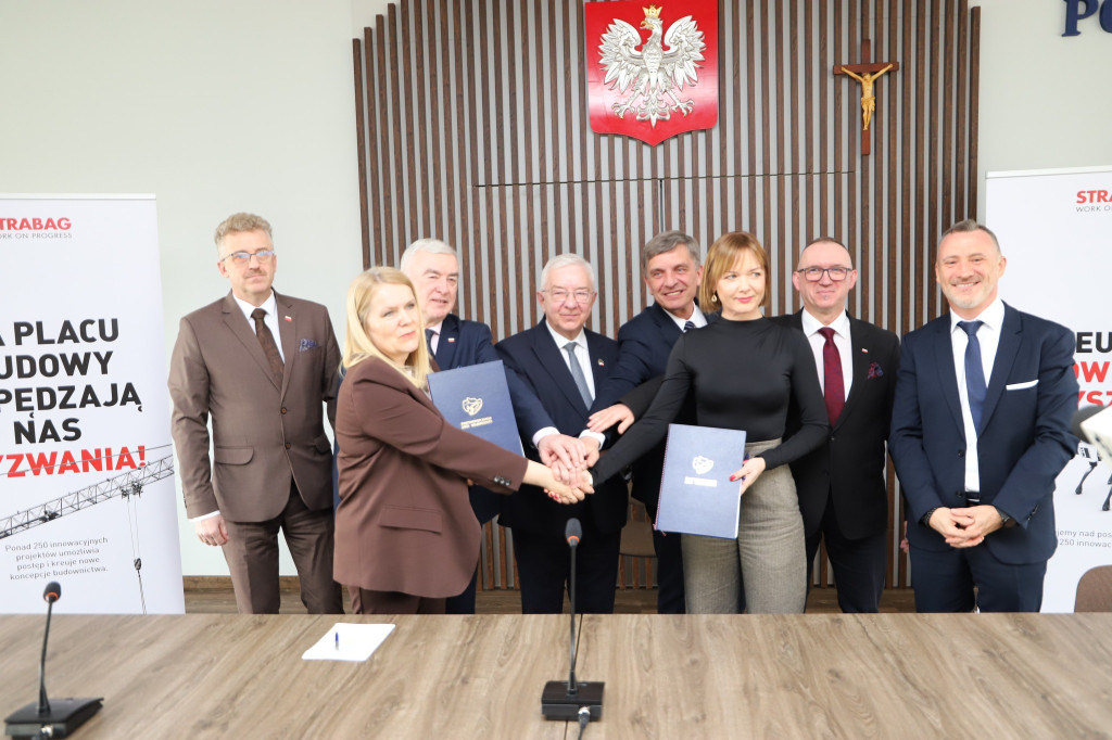 Niebawem ruszy przebudowa drogi Końskie - Gowarczów. Umowy podpisano! [wideo, zdjęcia]