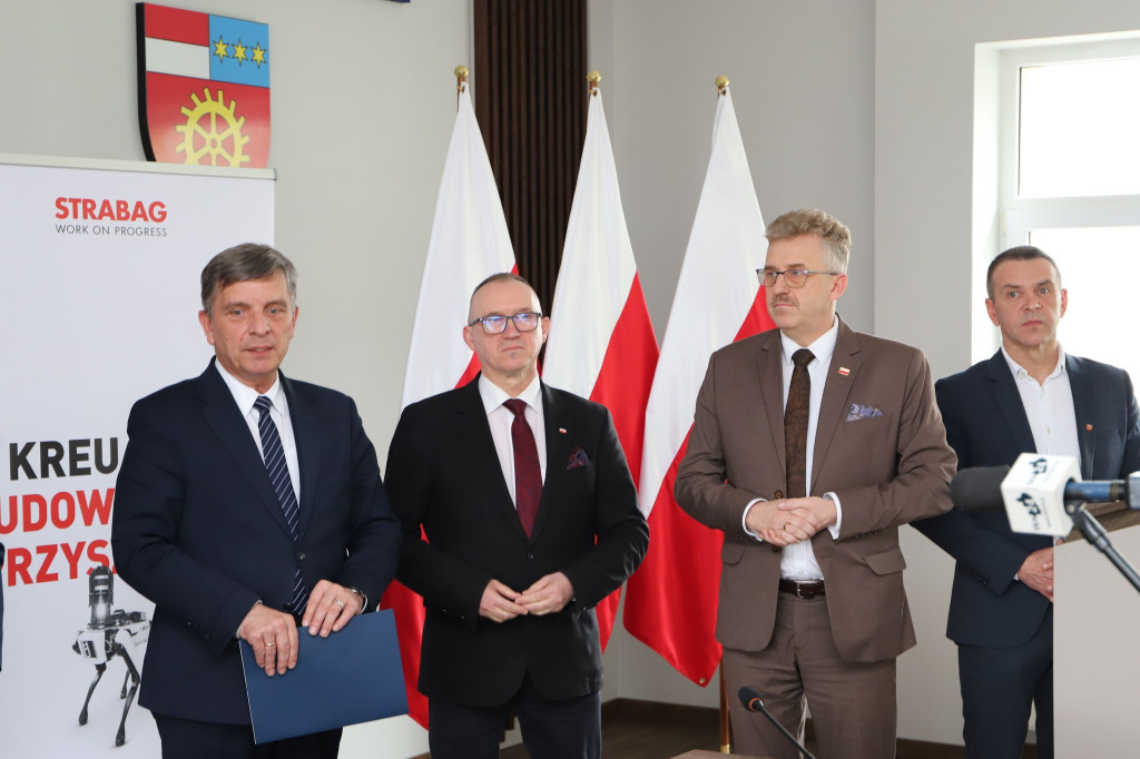 Niebawem ruszy przebudowa drogi Końskie - Gowarczów. Umowy podpisano! [wideo, zdjęcia]