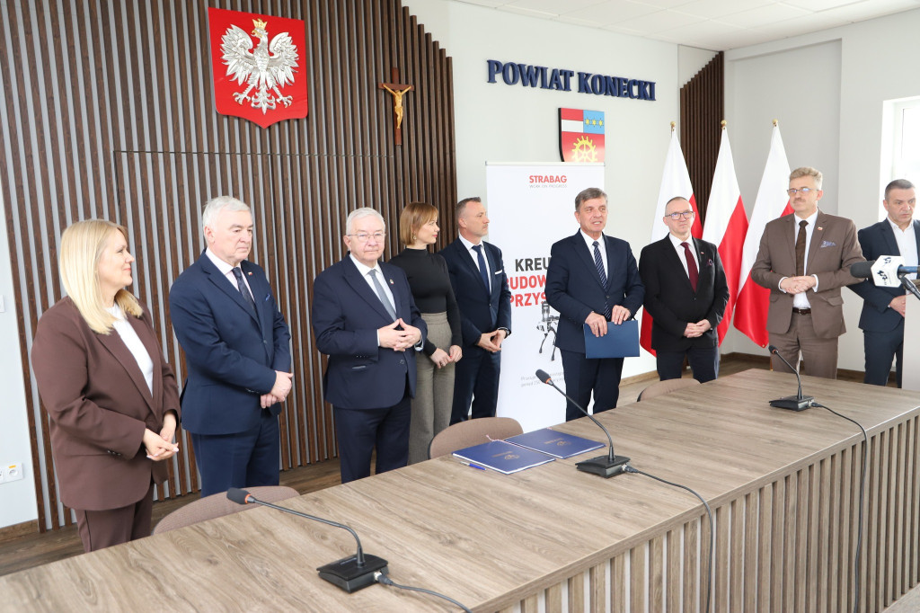 Niebawem ruszy przebudowa drogi Końskie - Gowarczów. Umowy podpisano! [wideo, zdjęcia]