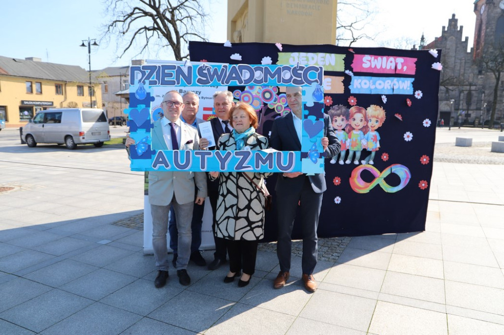 Dzień Świadomości Autyzmu. Konecki rynek w niebieskich barwach [zdjęcia]