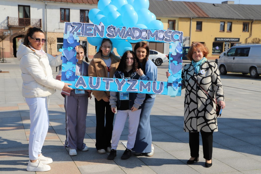 Dzień Świadomości Autyzmu. Konecki rynek w niebieskich barwach [zdjęcia]